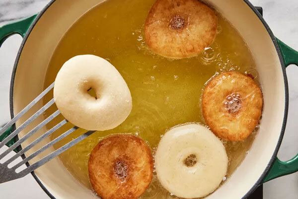 طرز تهیه دونات خانگی نرم و پف‌دار با روکش شکلاتی