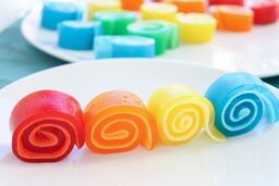 ژله رولی ساده و مجلسی با بستنی ؛ شیرینی خوش طعم و جذاب برای مهمانی های پاییزی