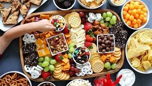 هنگام تماشای فوتبال چی بخوریم؟؛ لیست بهترین تنقلات سالم برای جام جهانی