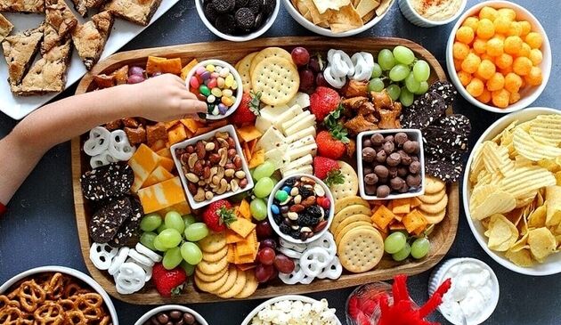 هنگام تماشای فوتبال چی بخوریم؟؛ لیست بهترین تنقلات سالم برای جام جهانی