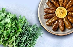 داخل دلمه چه سبزی و چقدر بریزیم؟ | ترکیب و نسبت سبزی دلمه برگ مو