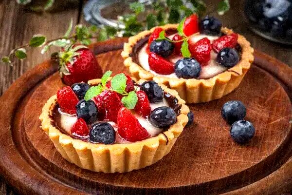 چگونه تارت خامه ای با میوه های تازه درست کنیم که همیشه ترد بماند؟