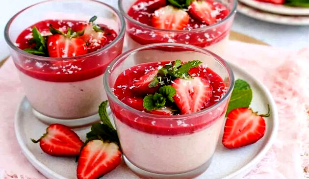 طرز تهیه پاناکوتا توت فرنگی؛ دسر بهاری و خوشبو