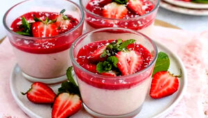 طرز تهیه پاناکوتا توت فرنگی؛ دسر بهاری و خوشبو
