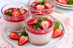 طرز تهیه پاناکوتا توت فرنگی؛ دسر بهاری و خوشبو