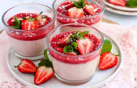 طرز تهیه پاناکوتا توت فرنگی؛ دسر بهاری و خوشبو