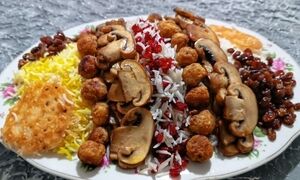 طرز تهیه قارچ‌پلو خوشمزه با نخودفرنگی به سبک مجلسی