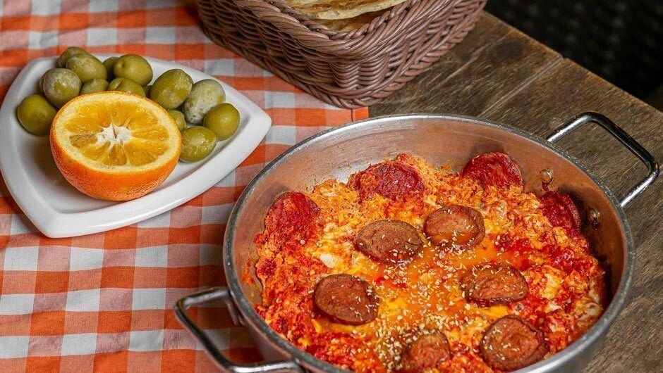 طرز تهیه سوسیس و تخممرغ به سبک سنتی قهوهخانهها
