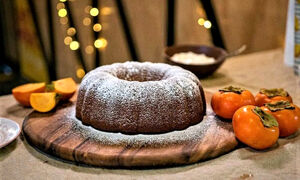  کیک خرمالو با سس مخصوص؛ دسر خاص برای روزهای پاییزی