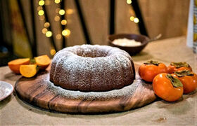  کیک خرمالو با سس مخصوص؛ دسر خاص برای روزهای پاییزی