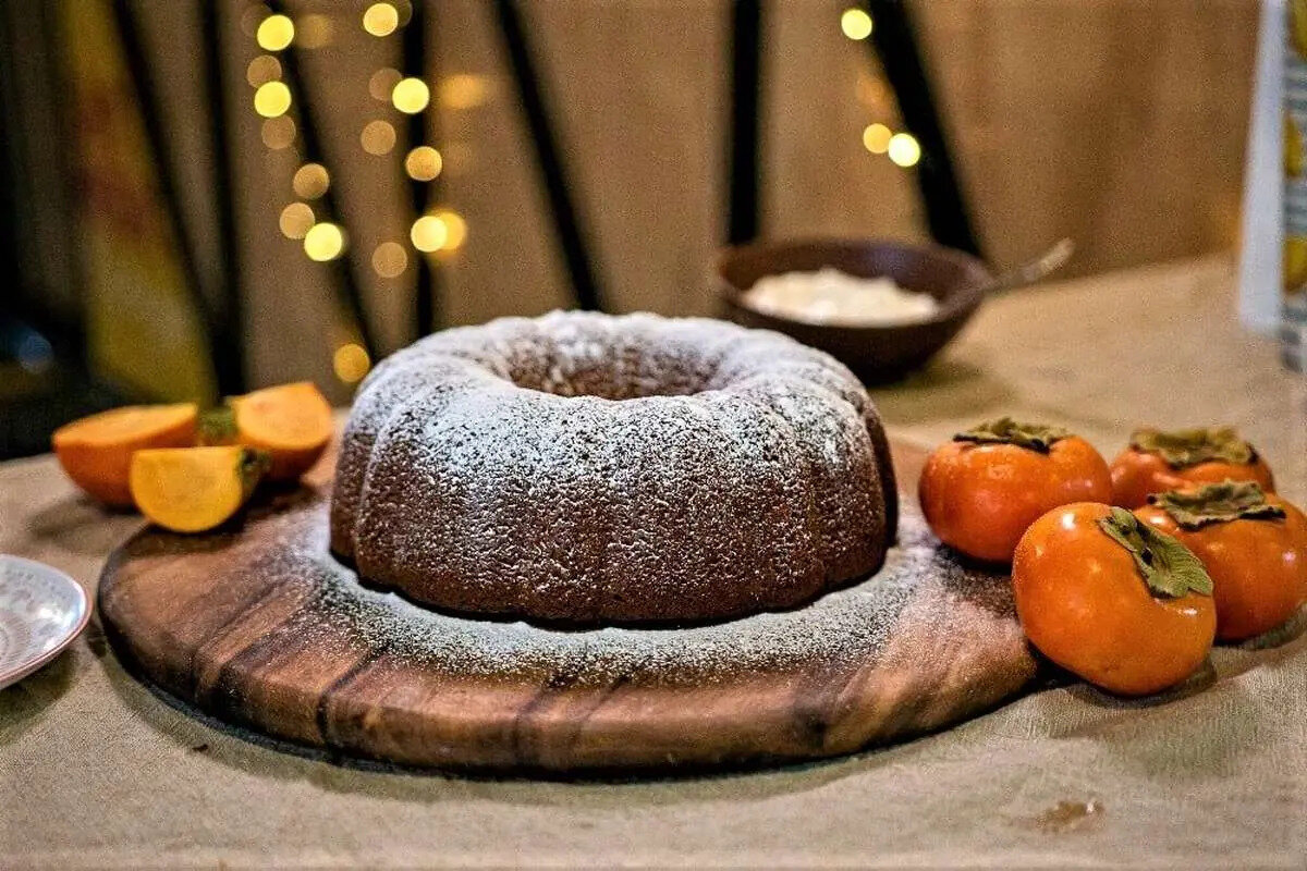  کیک خرمالو با سس مخصوص؛ دسر خاص برای روزهای پاییزی