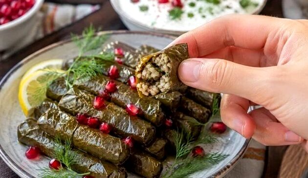 دلمه آذربایجانی با برگ مو را به روش ما امتحان کنید