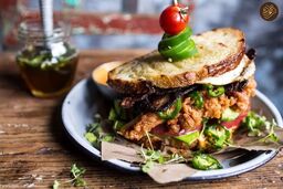 طرز تهیه «ساندویچ مرغ اناری»؛ ترکیب جادویی رب انار و گردو در یک لقمه!
