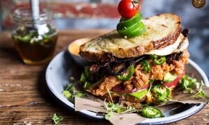 طرز تهیه «ساندویچ مرغ اناری»؛ ترکیب جادویی رب انار و گردو در یک لقمه!